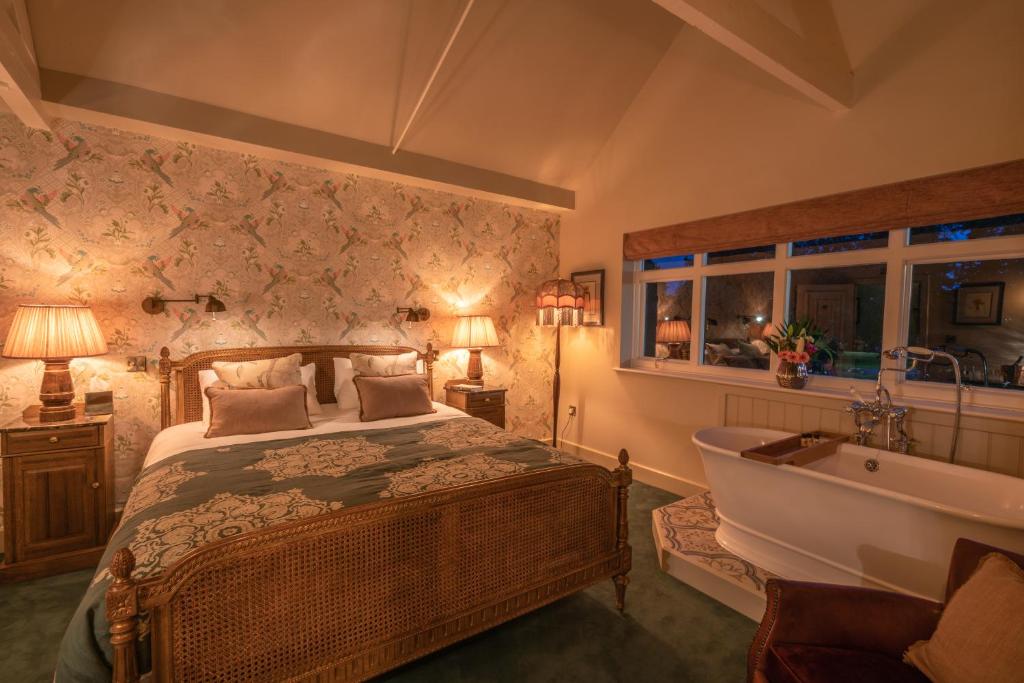 - une chambre avec un lit, une baignoire et un lavabo dans l'établissement Albero Bedrooms, à Bedford