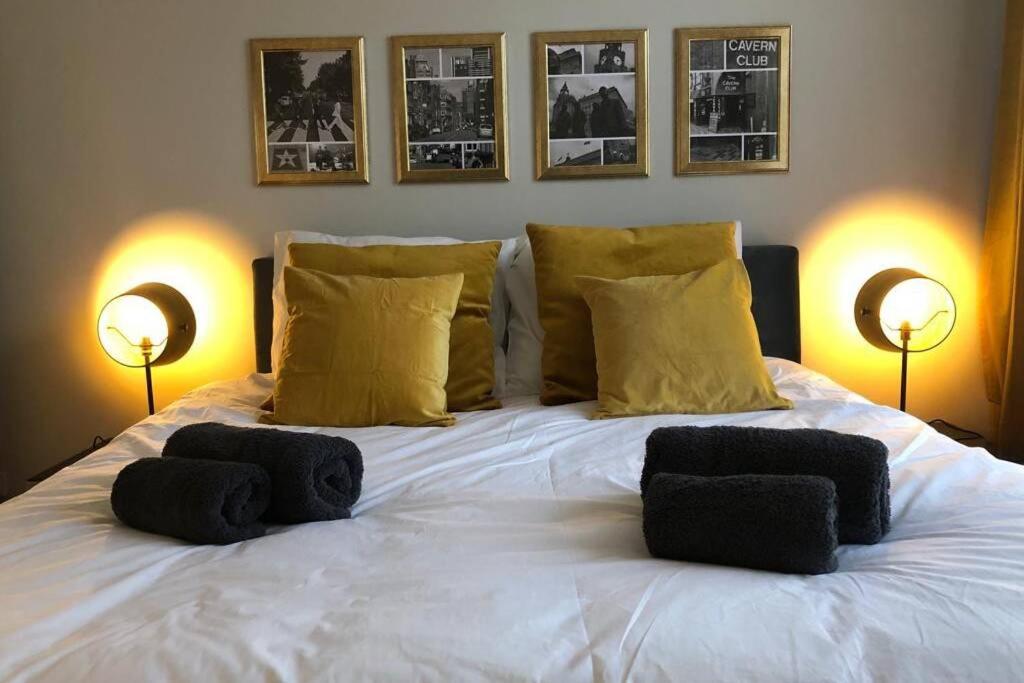 uma grande cama branca com duas toalhas pretas em Liverpool · CHILLINGHOUSE # 8, ICE 3 Min. NETFLIX em Siegburg