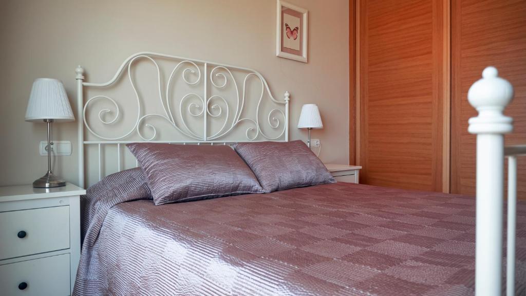エル・メダノにあるOkeanos sea view 2 bedrooms VR-Mのベッドルーム(白いヘッドボード付きの大型ベッド1台付)