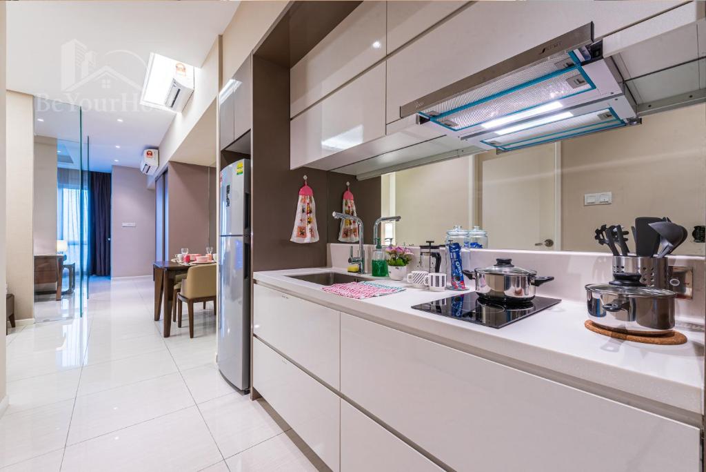 uma cozinha com um fogão e uma bancada em Dorsett Residences Sri Hartamas em Kuala Lumpur