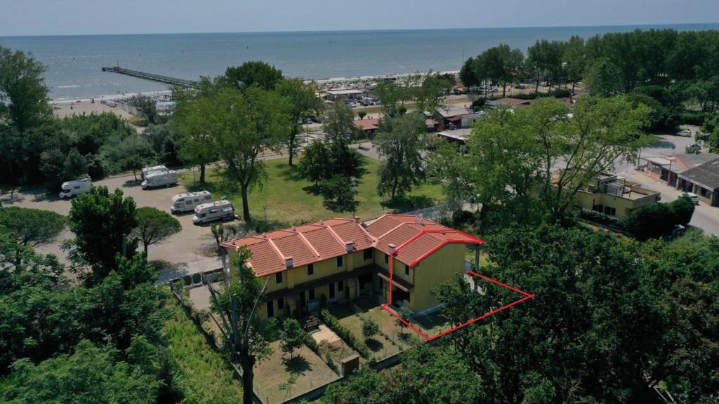 een luchtzicht op een huis met een rood dak bij fewo-am-adriastrand via Spiaggia 15 in Lido di Volano