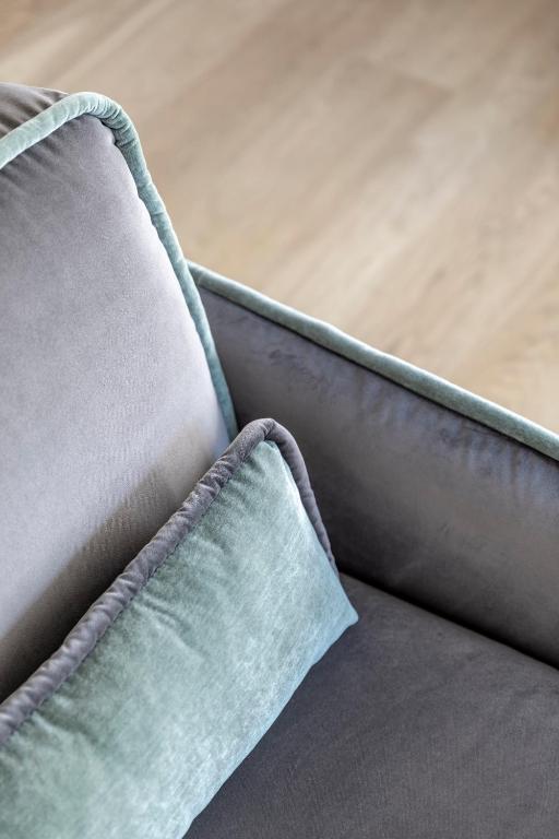 A seating area at Stay COOPER l Cooper apartments