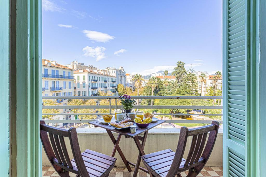 een tafel en stoelen op een balkon met uitzicht bij MY CASA - VICTOR HUGO in Nice