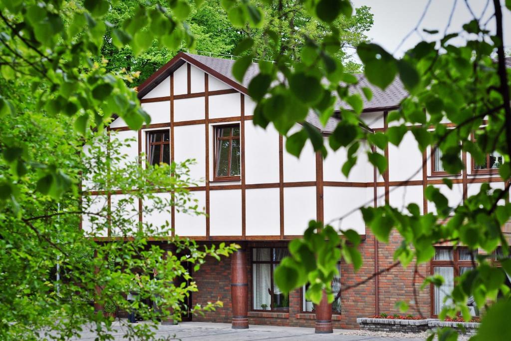 a house seen through the leaves of trees at AmberRoom in Pruszcz Gdański