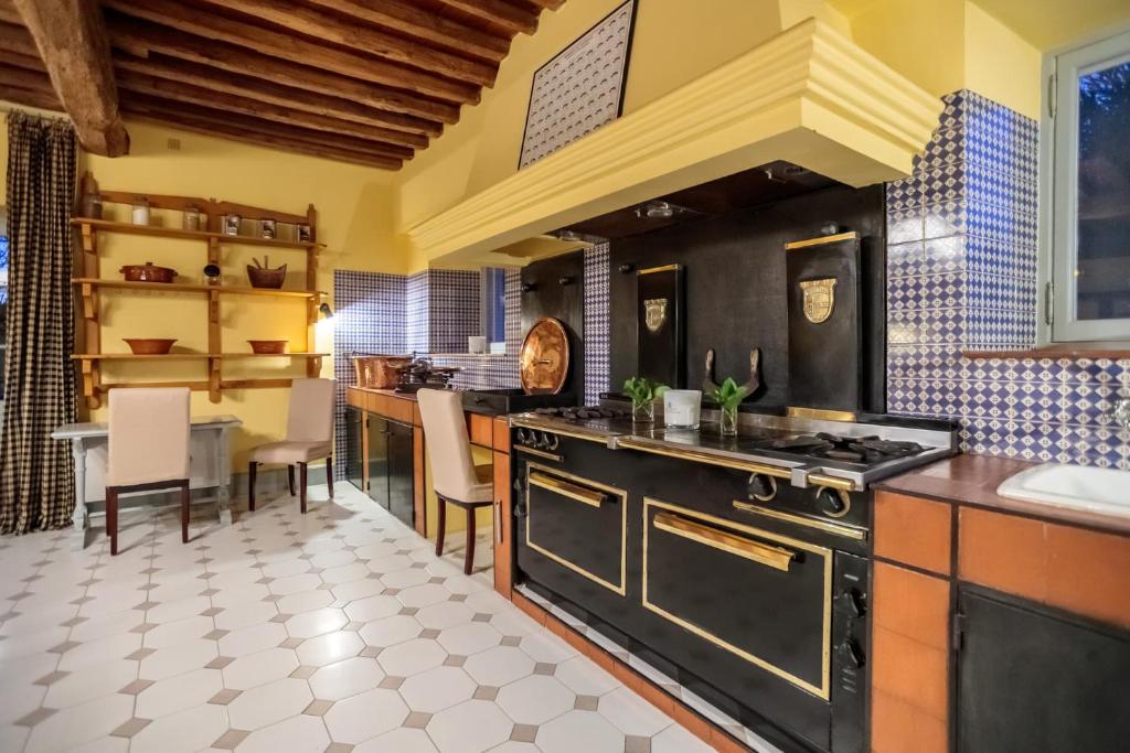 Kuchyň nebo kuchyňský kout v ubytování Le Mas de Peint - Hôtel et Restaurant