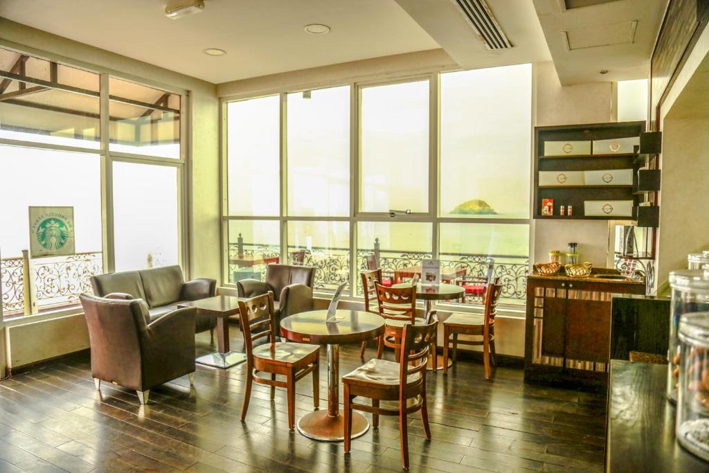 Royal Beach Hotel & Resort tesisinde bir oturma alanı