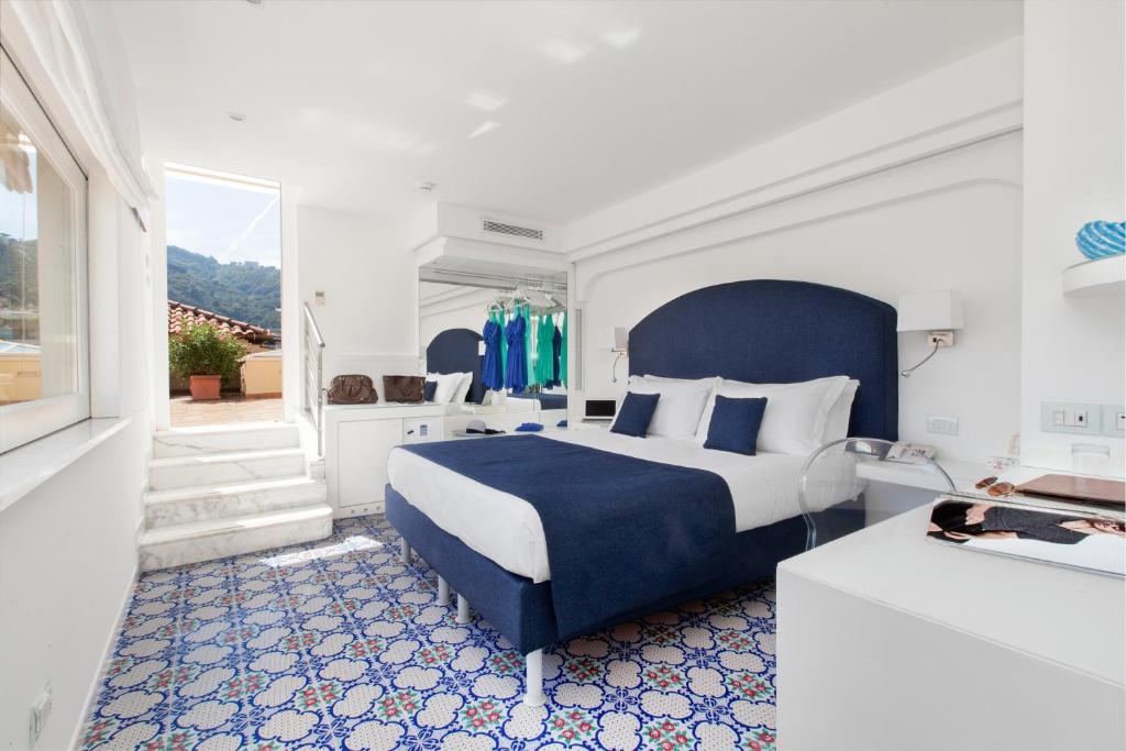 A bed or beds in a room at Hotel Antiche Mura
