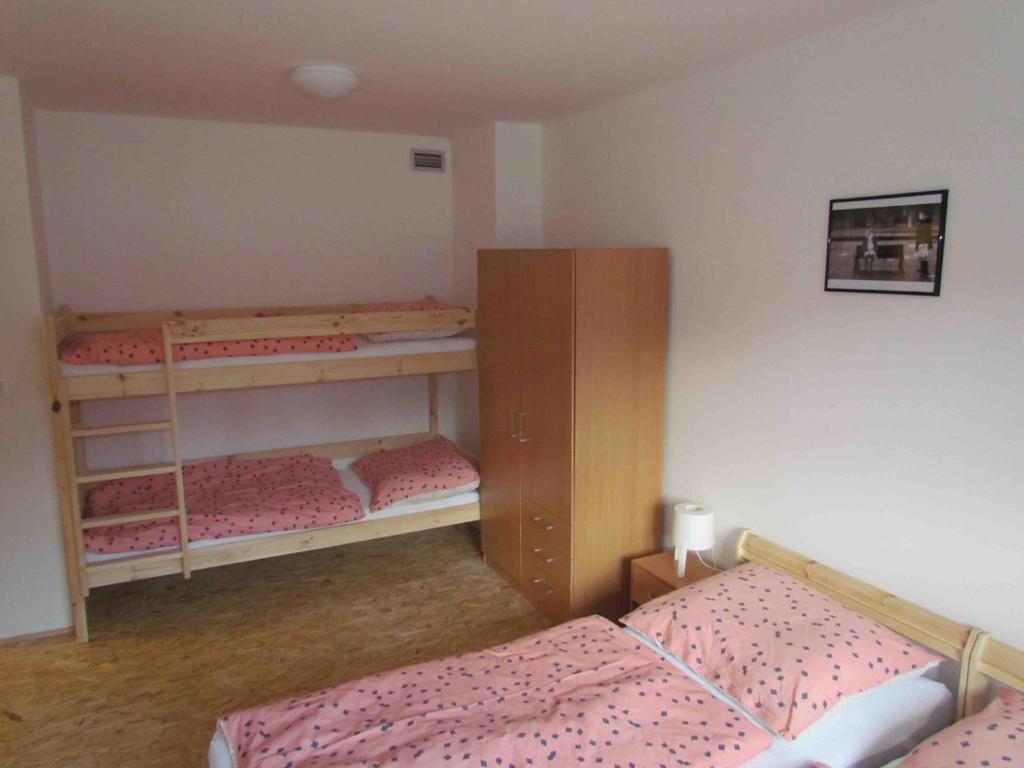 Łóżko lub łóżka w pokoju w obiekcie Dopravna Alžbětín