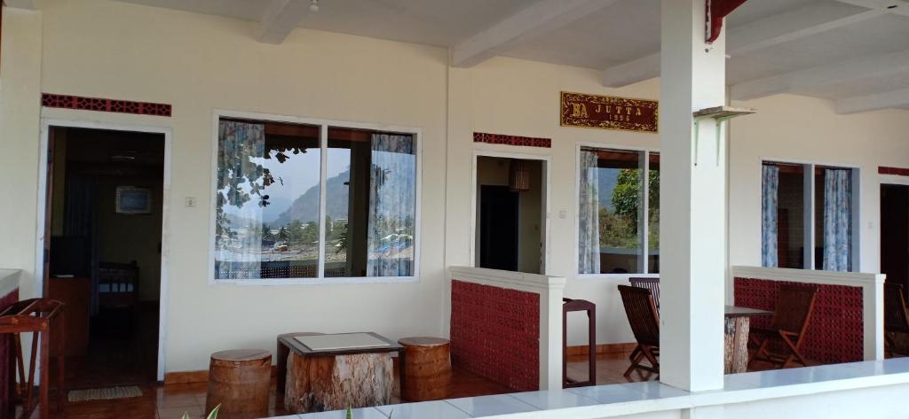 En restaurant eller et spisested på Bunga Ayu Seaside Resort