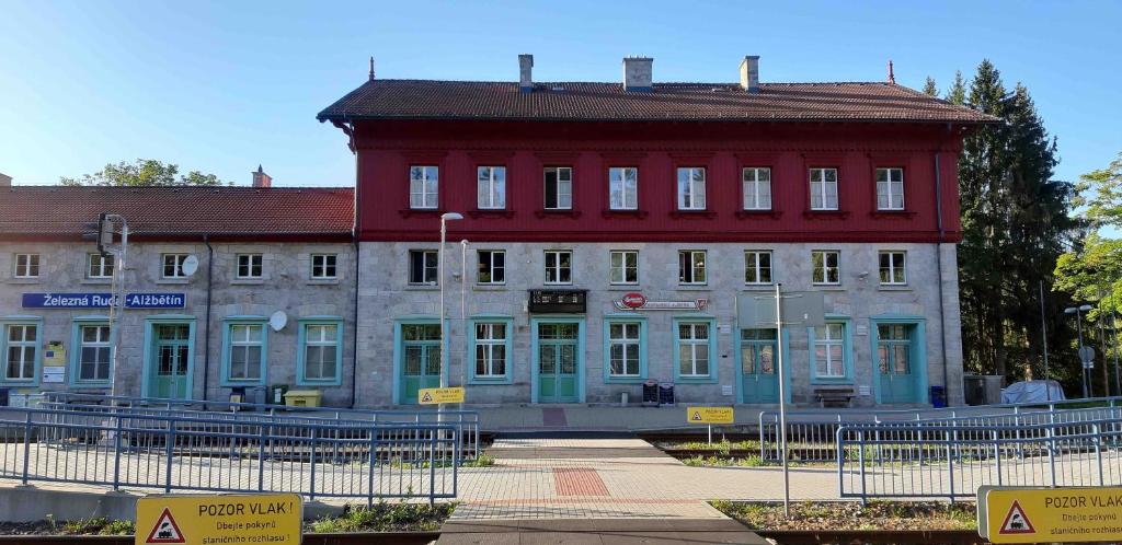 Budynek, w którym mieści się aparthotel