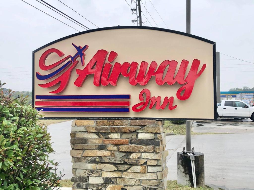 ein Schild für einen Airway-Gasthof auf einer Straße in der Unterkunft Airway Inn - IAH Airport in Houston