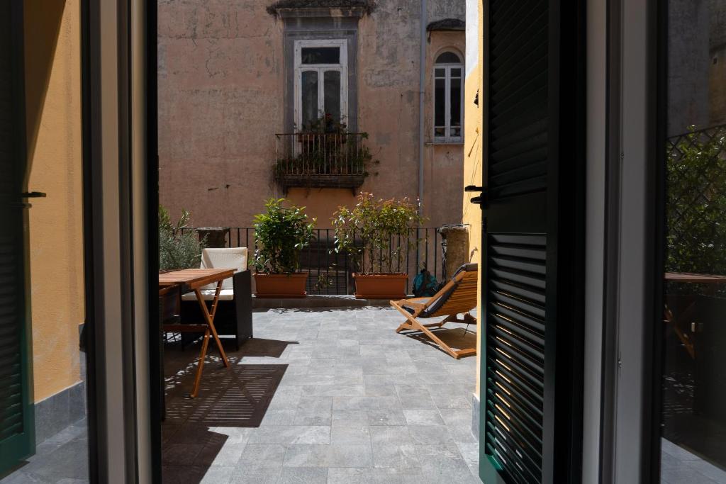 vista su un patio con tavolo e sedie di Design Studio Flat with Terrace Next Toledo Metro Stop a Napoli