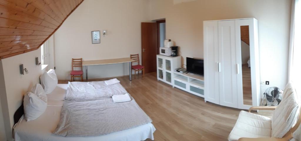 Postel nebo postele na pokoji v ubytování Jankó Apartman