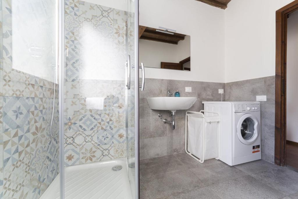 W łazience znajduje się pralka i umywalka. w obiekcie Authentic flat in the city center we Florencji