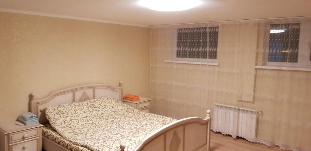 - une chambre avec un lit blanc et une fenêtre dans l'établissement Mini-otel on Harkivske shose, à Kiev