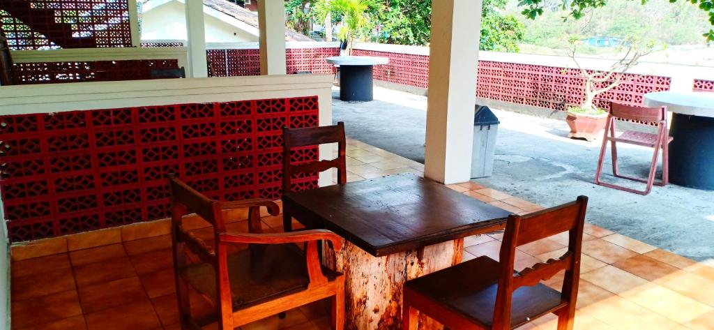 Bunga Ayu Seaside Resort - Standard Quadruple Room
