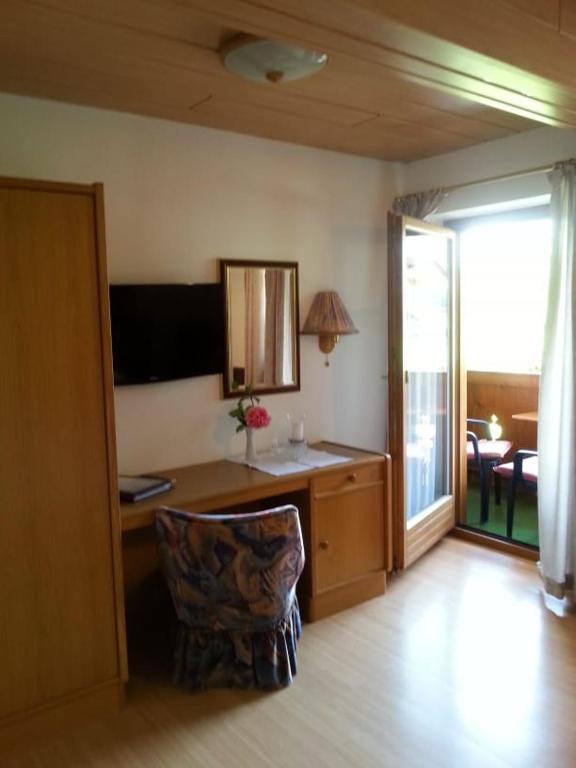 TV a/nebo společenská místnost v ubytování Pension und Appartement Weinschreiber