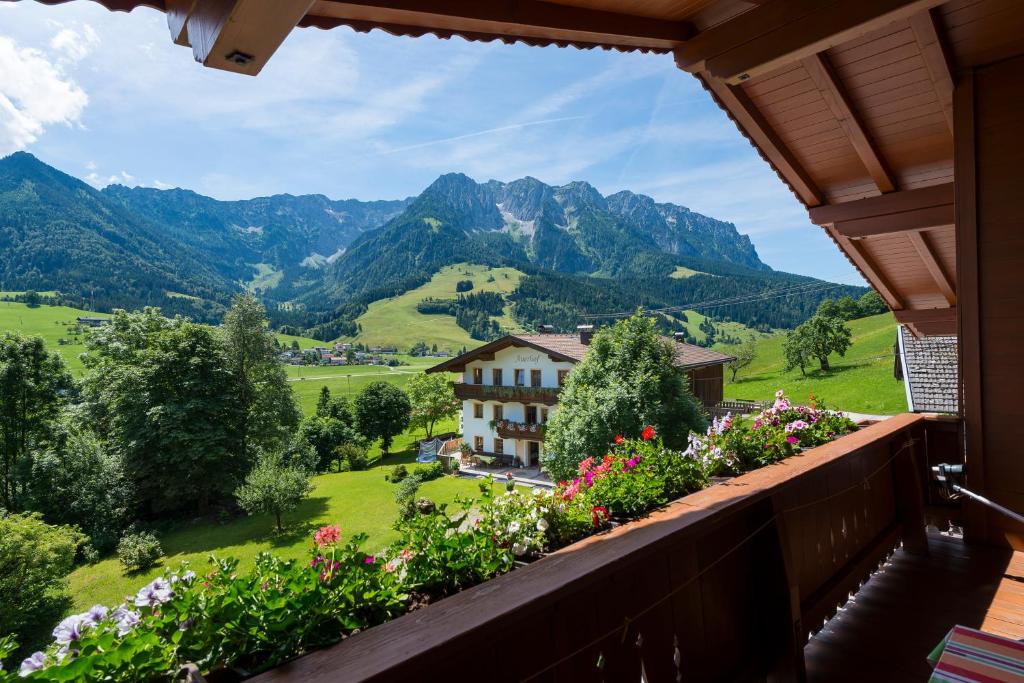 uma vista da varanda de uma casa com flores em Ferienhof Auerhof em Walchsee