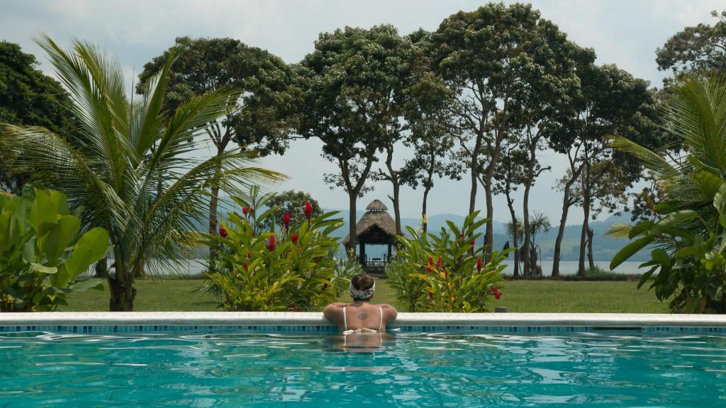 un hombre en una piscina en un resort en Maloca Inn, en Sauce