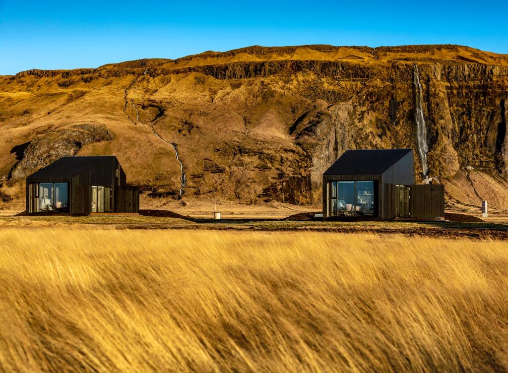 aolithicolithicolithicolithicolithicolithicolithicolithicolithicolithicolithicolithicolithicolithicolithicolithic house in a field w obiekcie Seljalandsfoss Horizons w mieście Hvolsvöllur