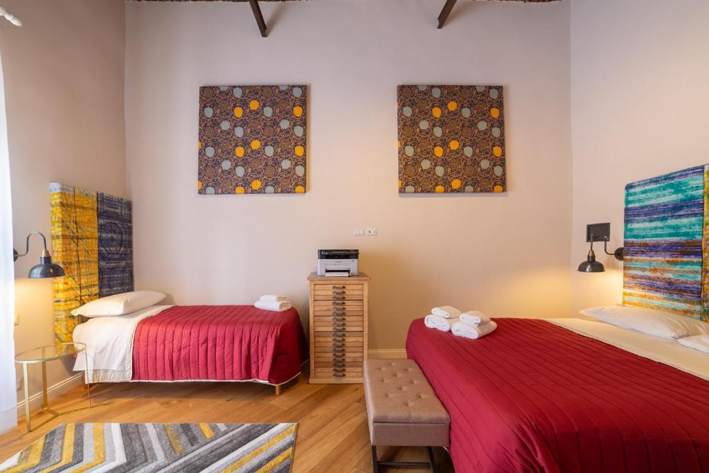 Letto o letti in una camera di Design Apartment Next Sorbillo on Tribunali St By HouseinNaples