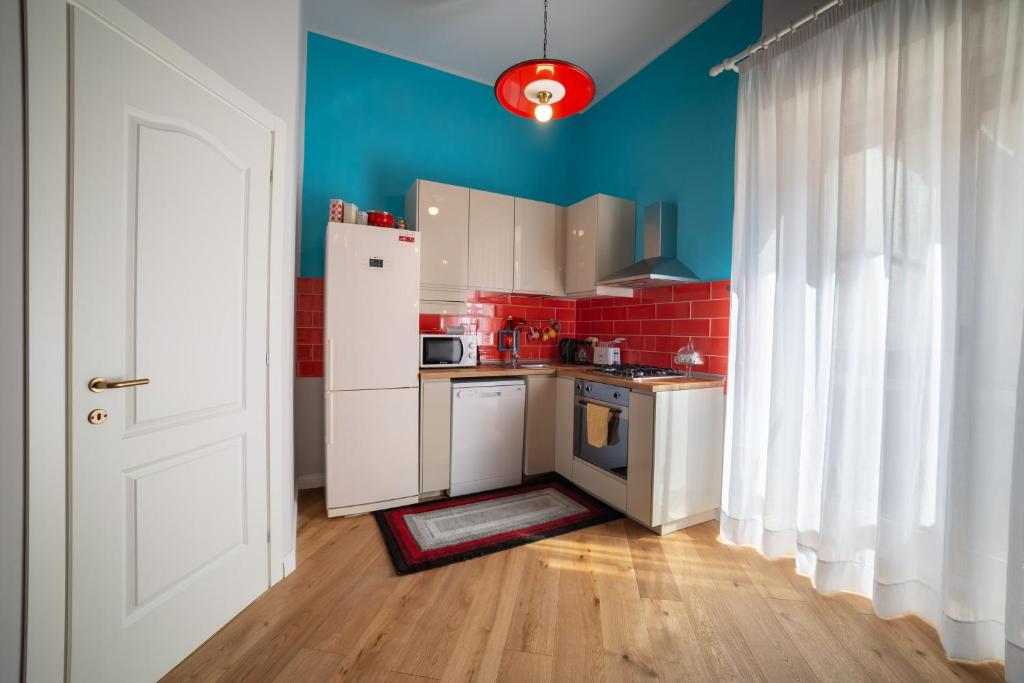 Cucina o angolo cottura di Design Apartment Next Sorbillo on Tribunali St By HouseinNaples