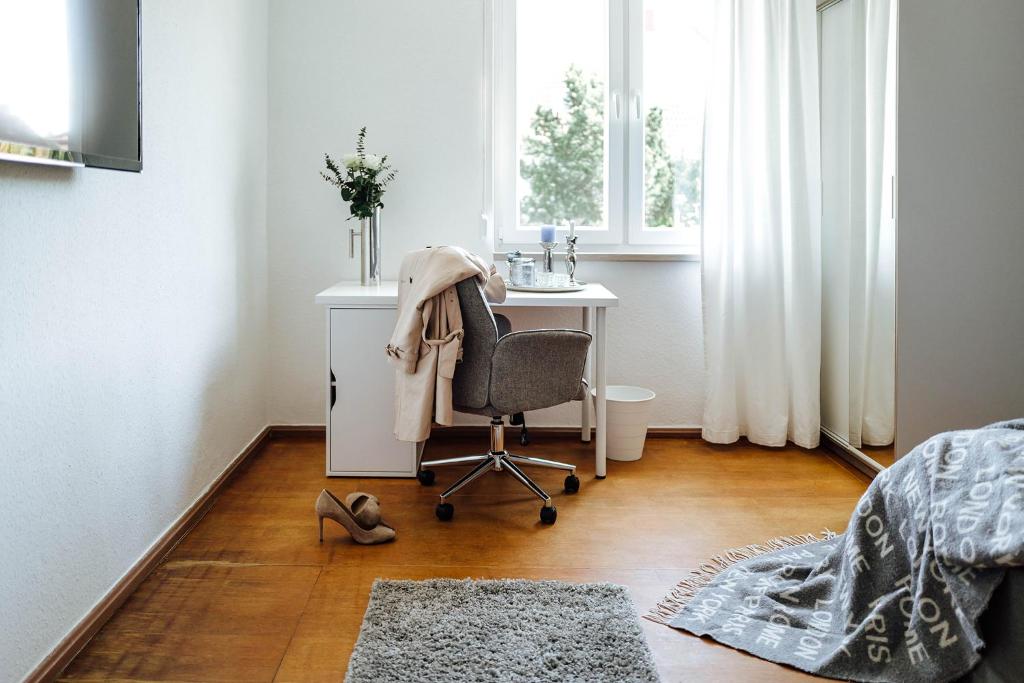 sypialnia z biurkiem i krzesłem przed oknem w obiekcie Gemütliches Zimmer direkt an der TA (Nr.2) w mieście Hameln