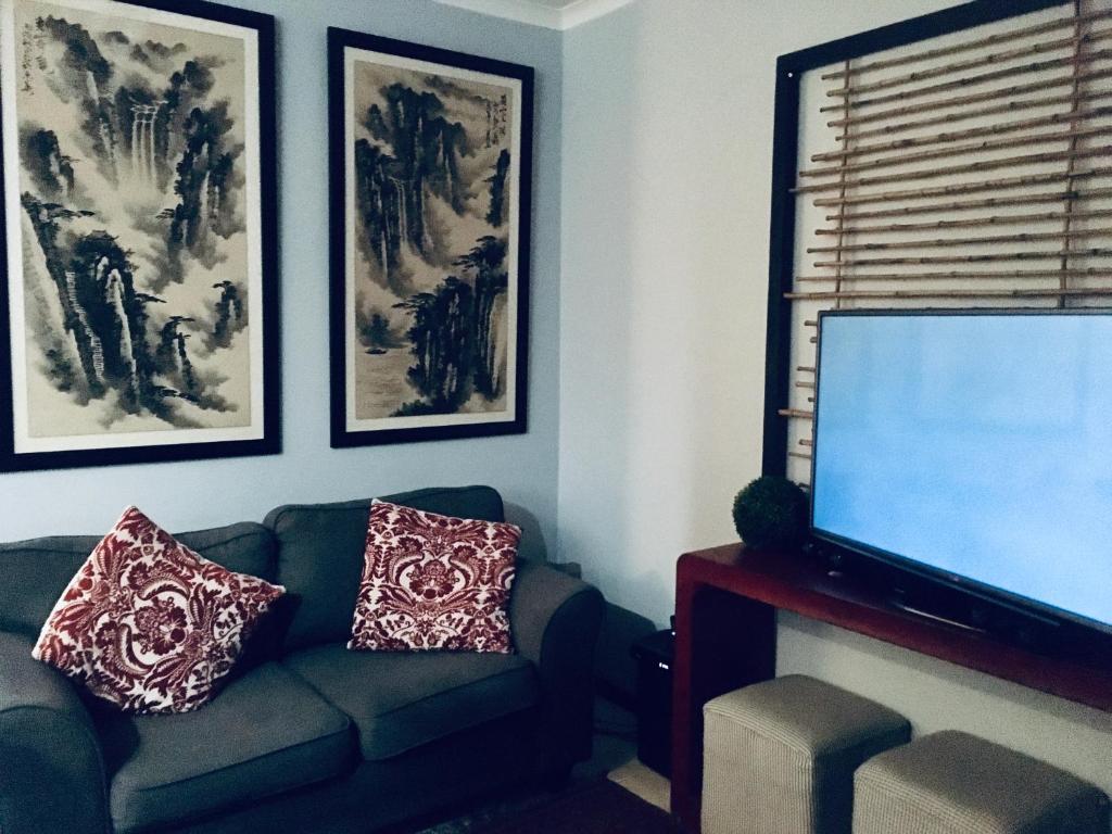 Μια τηλεόραση ή/και κέντρο ψυχαγωγίας στο Malbar Self Catering 2