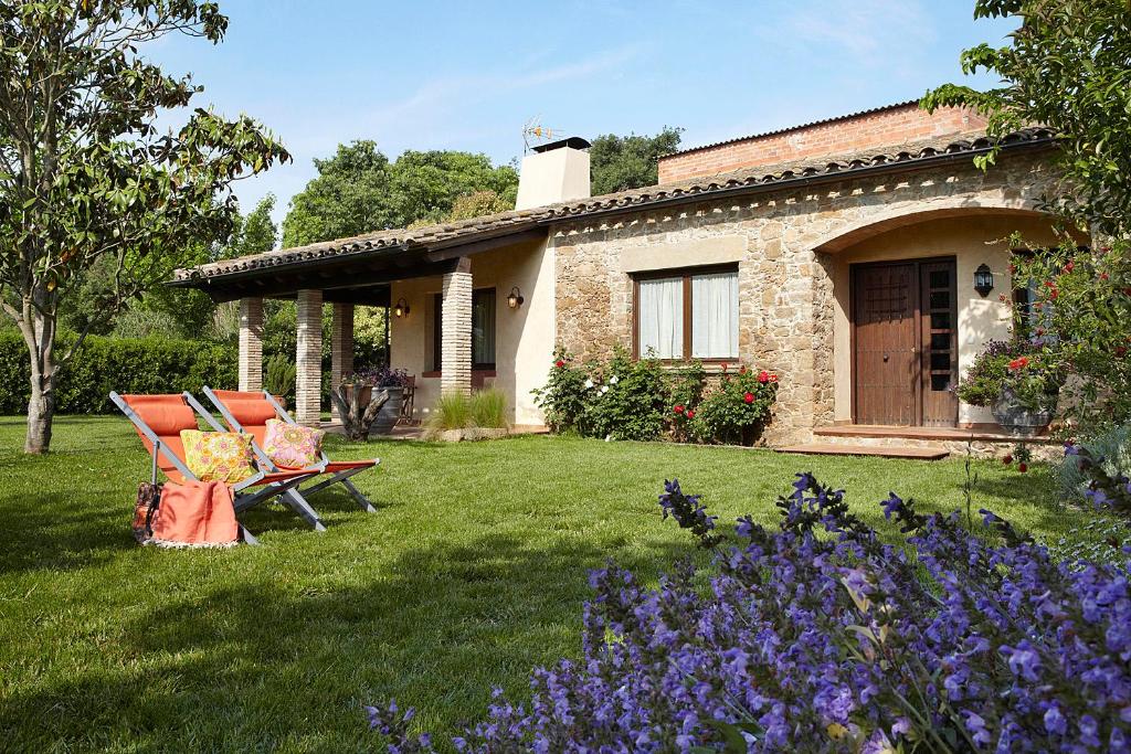 a stone house with a garden in front of it at Mas can Salvi in Parlavà