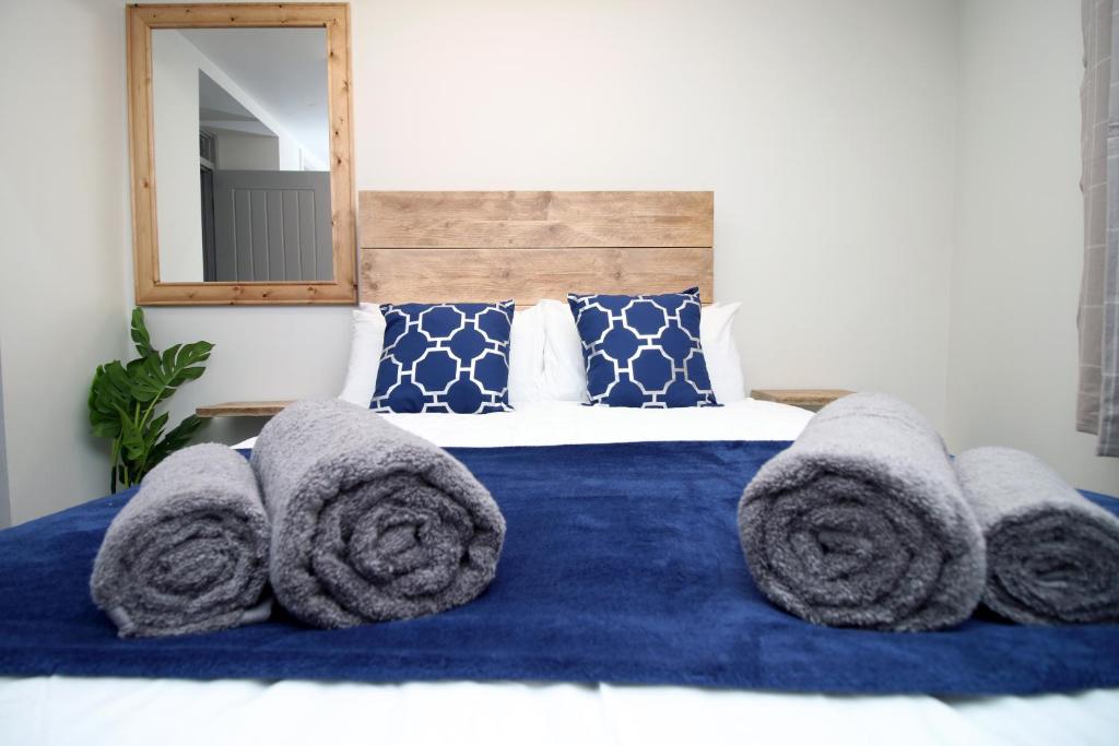 um quarto com uma cama com toalhas em Better than a Hotel em Swansea