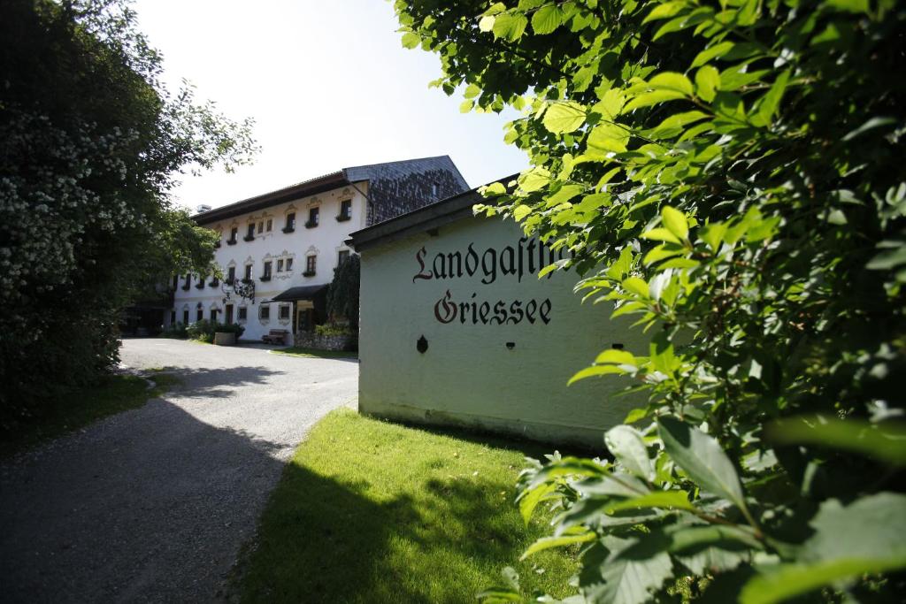 un bâtiment avec un panneau sur son côté dans l'établissement Landhaus Griessee, à Obing