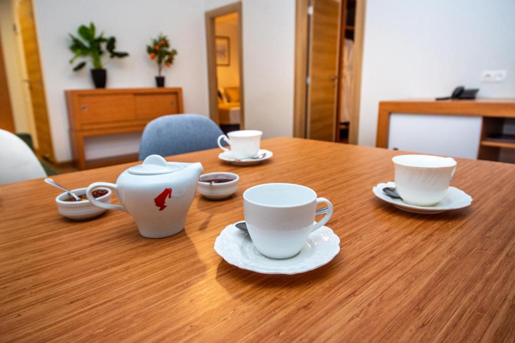 Set per la preparazione di tè e caffè presso Orbi Palace Hotel Official