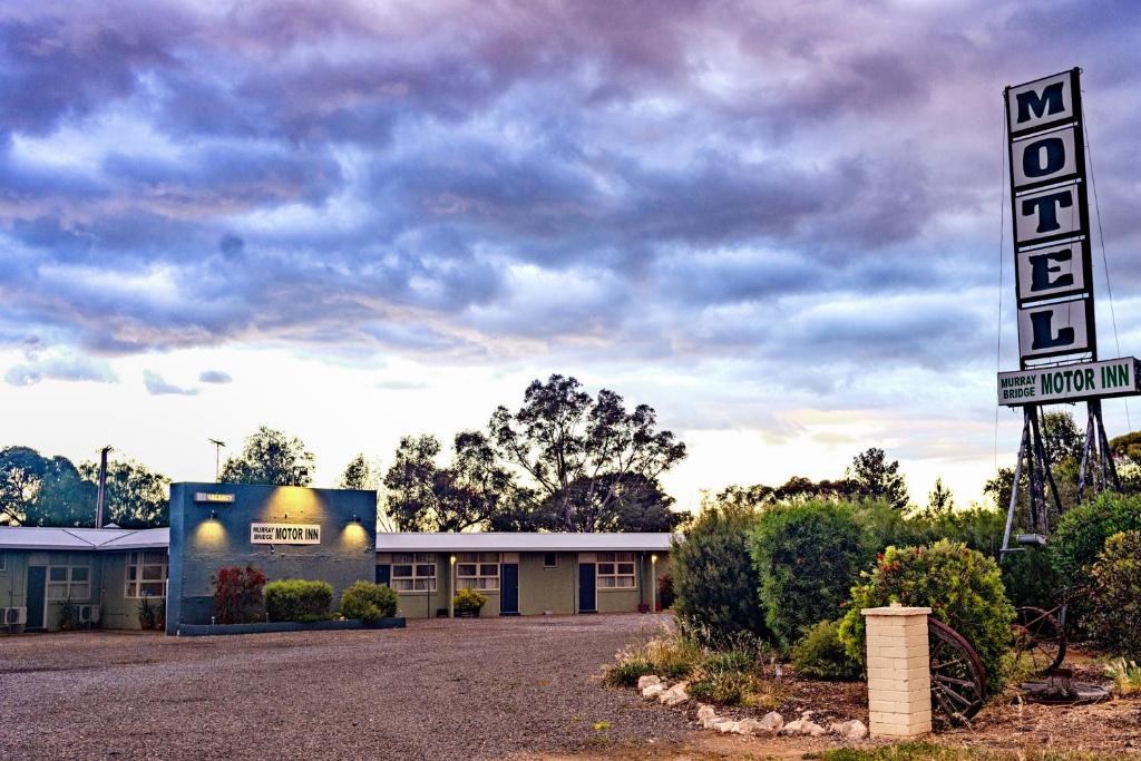 a motel with a sign in front of a building at Murray Bridge Motor Inn in Murray Bridge