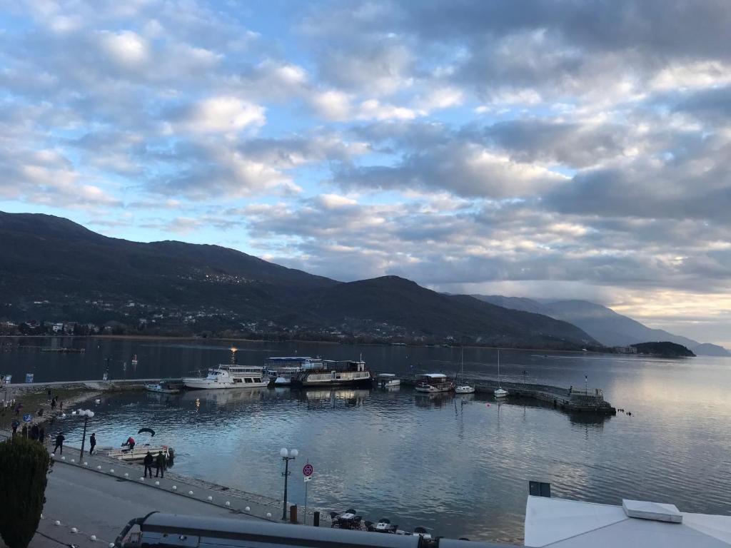 una vista de una masa de agua con barcos en ella en Port Villa en Ohrid