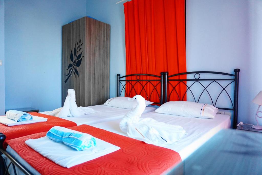 dwa łóżka z ręcznikami na nich w pokoju w obiekcie The Blue Leaf Family Villa w mieście Jenadi