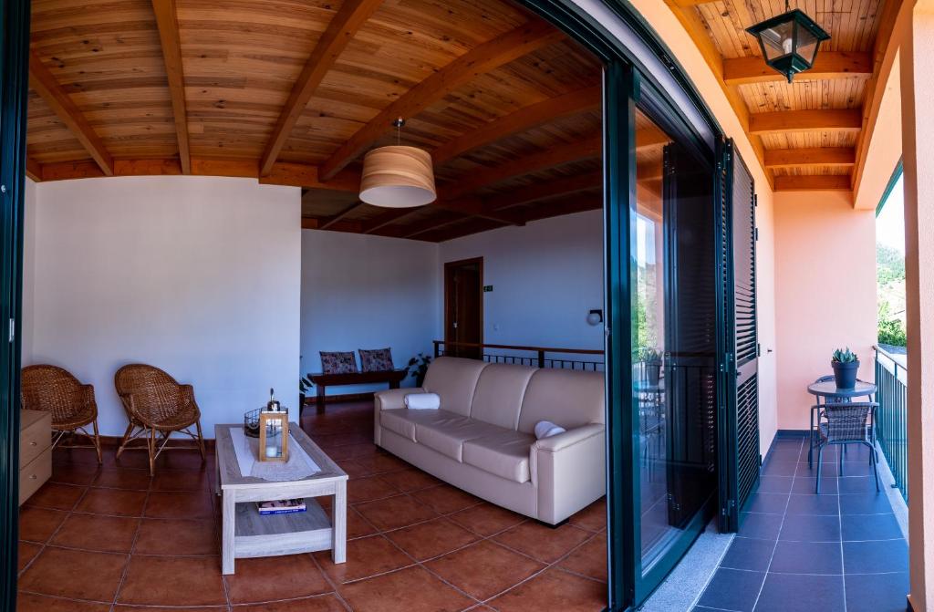 uma sala de estar com um sofá e uma mesa em Casa Miguel em Machico
