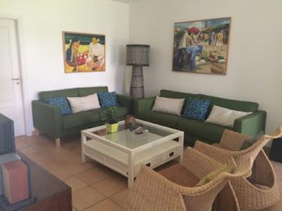 uma sala de estar com dois sofás e uma mesa de centro em Casa de férias na Praia Verde Casa de Charme em Castro Marim