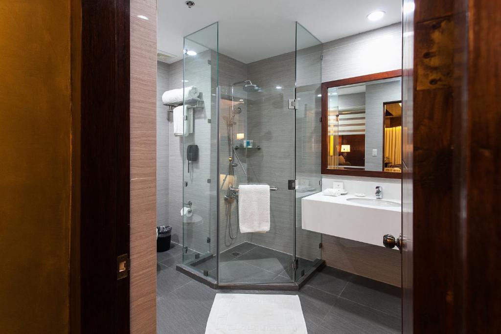 Uma casa de banho em Cebu White Sands Resort and Spa