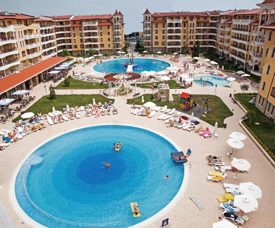 vista sulla piscina di un resort di Royal Sun Apartments a Sunny Beach