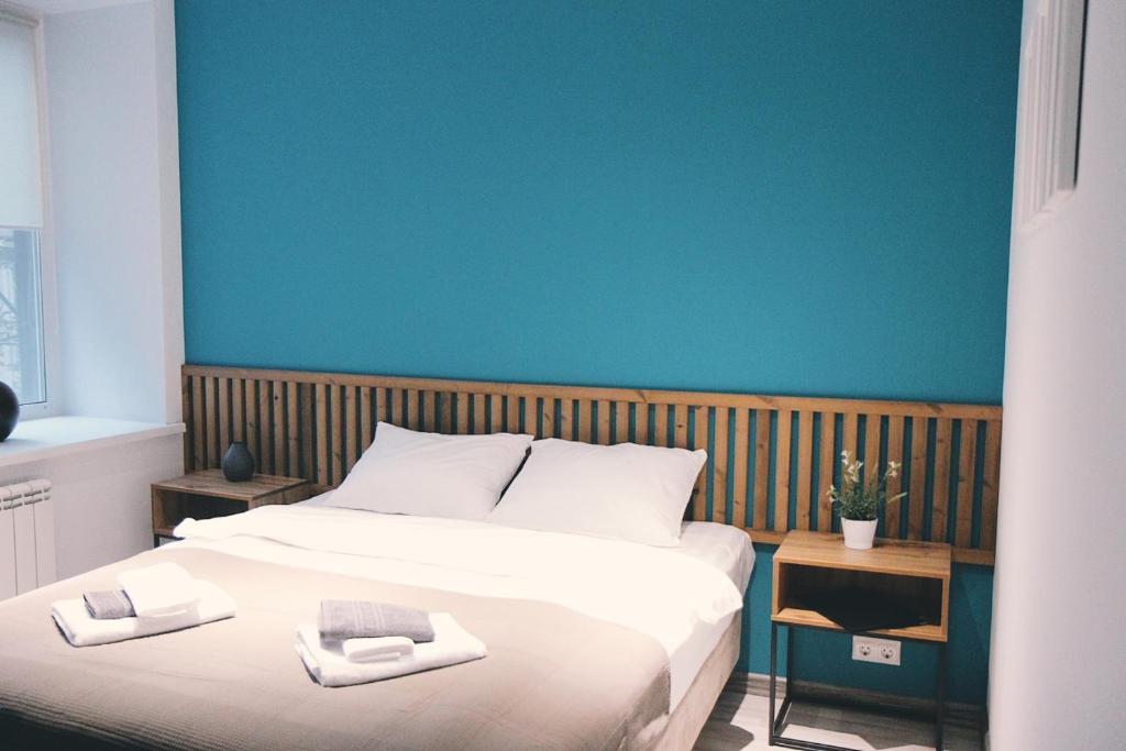 um quarto com 2 camas e uma parede azul em хостел Hi Loft em Omsk