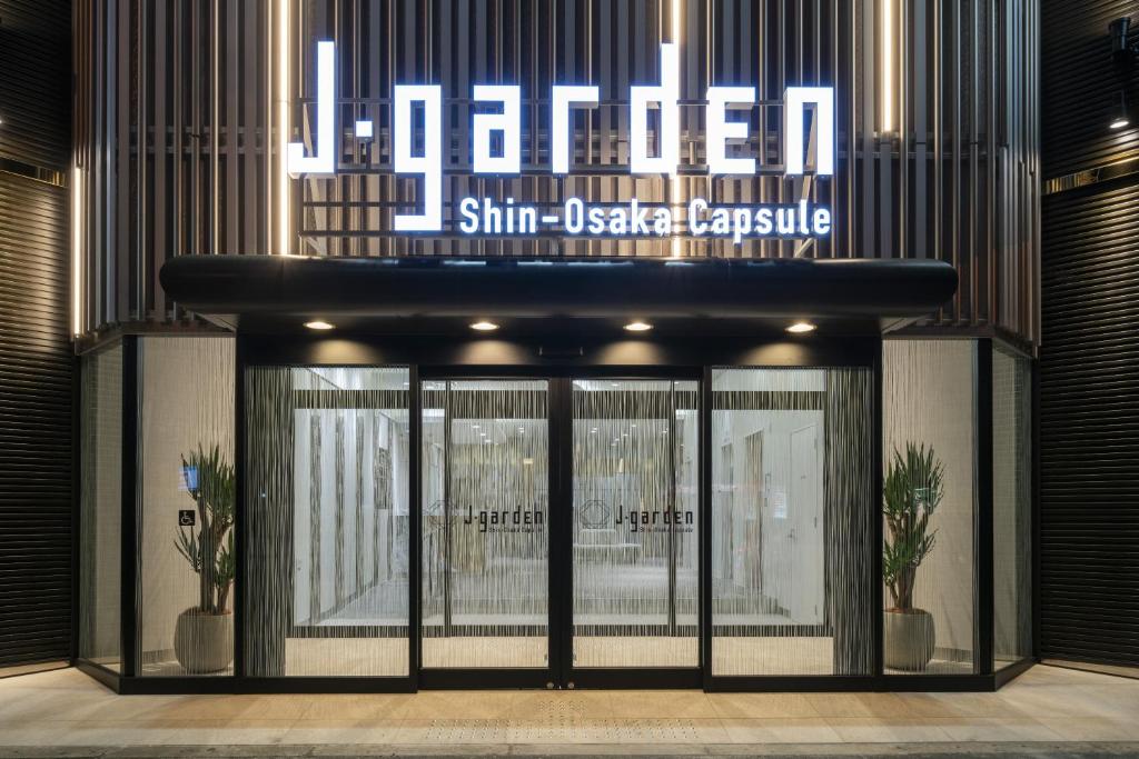 przód sklepu z napisem na górze w obiekcie Capsule Hotel J Garden Shin-Osaka w Osace