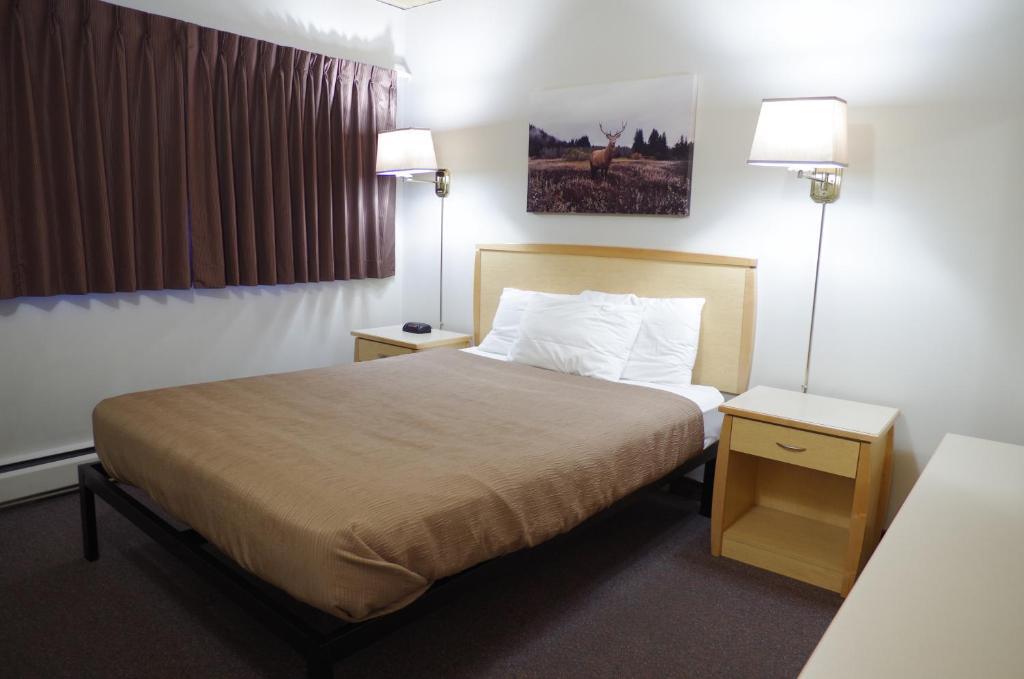 Postel nebo postele na pokoji v ubytování Canadas Best Value Inn and Suites Fernie