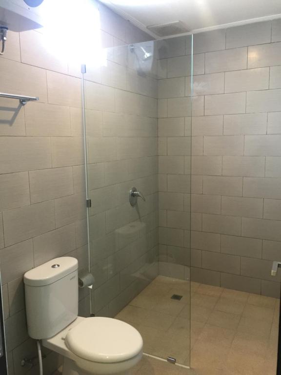 Kamar mandi di Grey House Monkey Forest