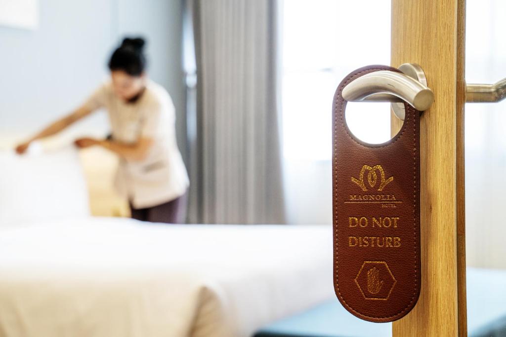 Giường trong phòng chung tại Magnolia Hotel