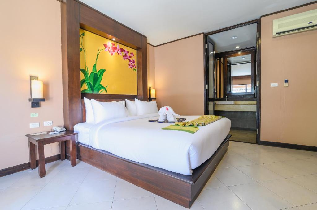 Postel nebo postele na pokoji v ubytování Phuket Kata Resotel