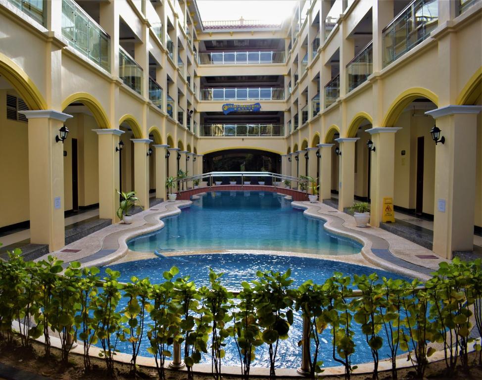 una piscina cubierta en medio de un edificio en Golden Phoenix Hotel Boracay, en Boracay