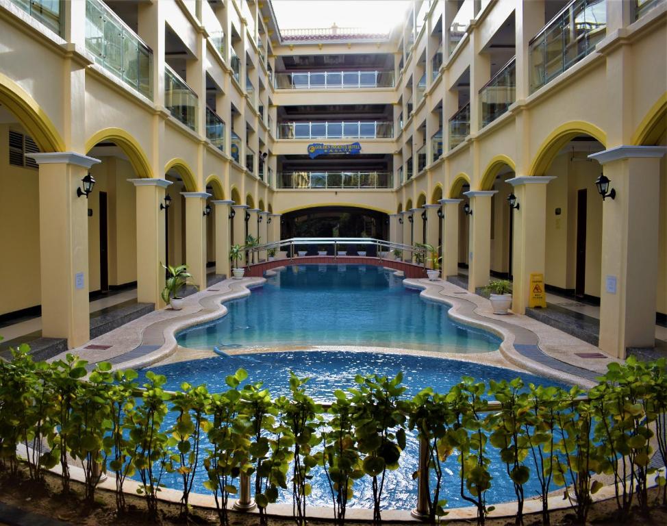 Bazén v ubytování Golden Phoenix Hotel Boracay nebo v jeho okolí