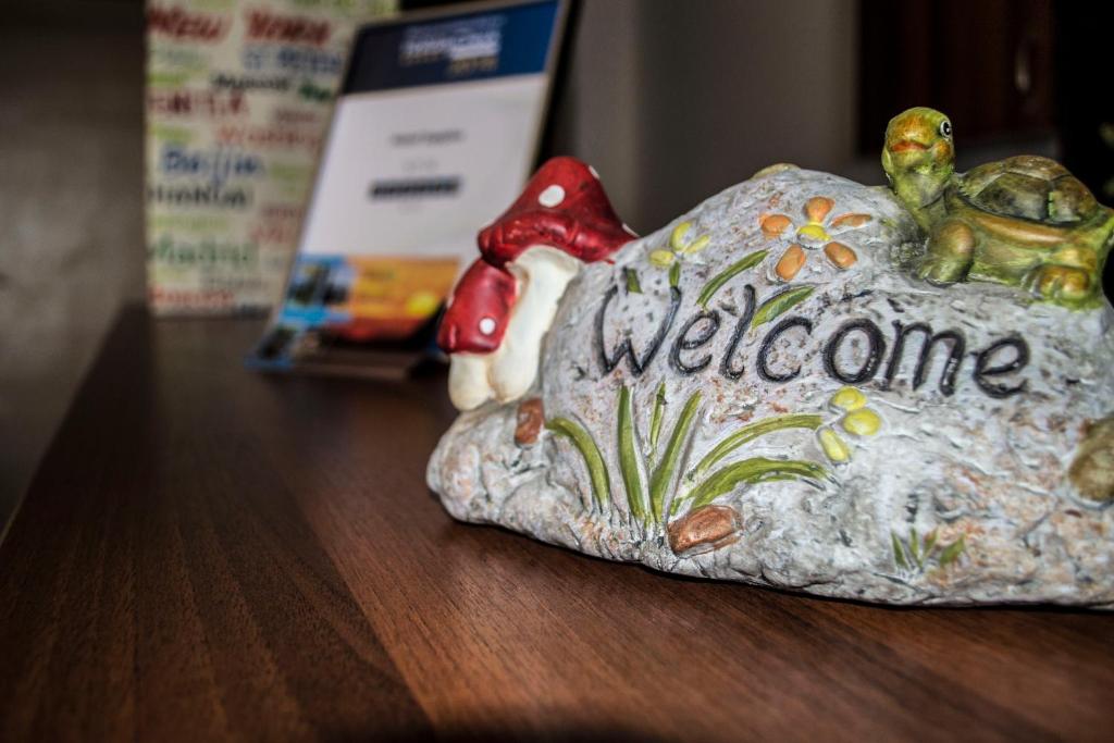 una señal de bienvenida en una roca sobre una mesa en Sappho Hotel, en Skala Eresou