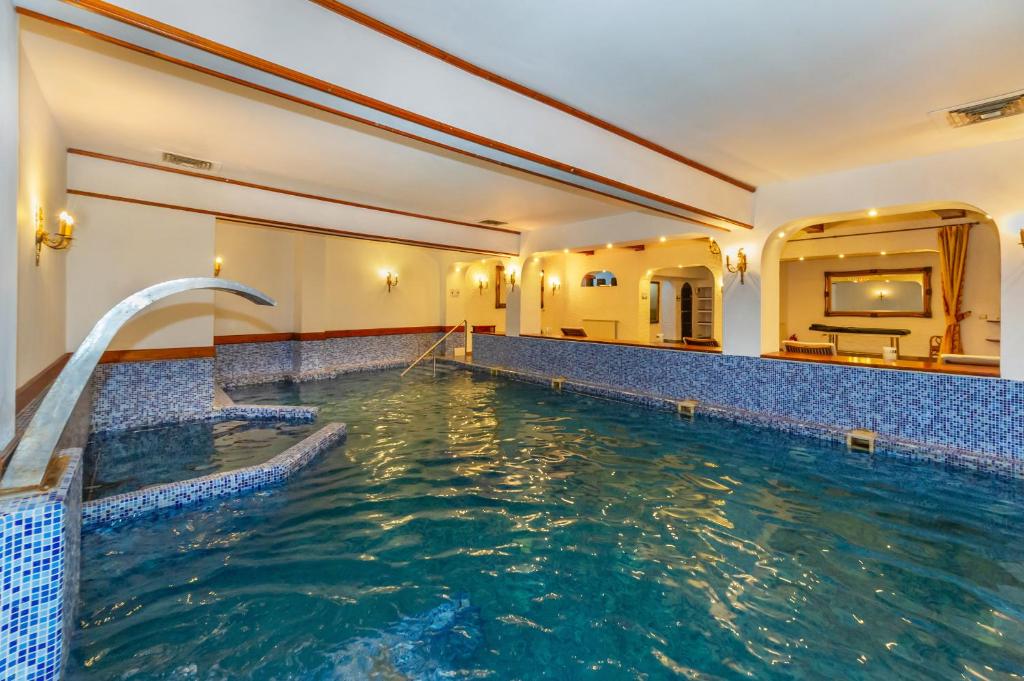 a pool in a hotel room with a swimming pool at Hotel Imparatul Romanilor in Sibiu