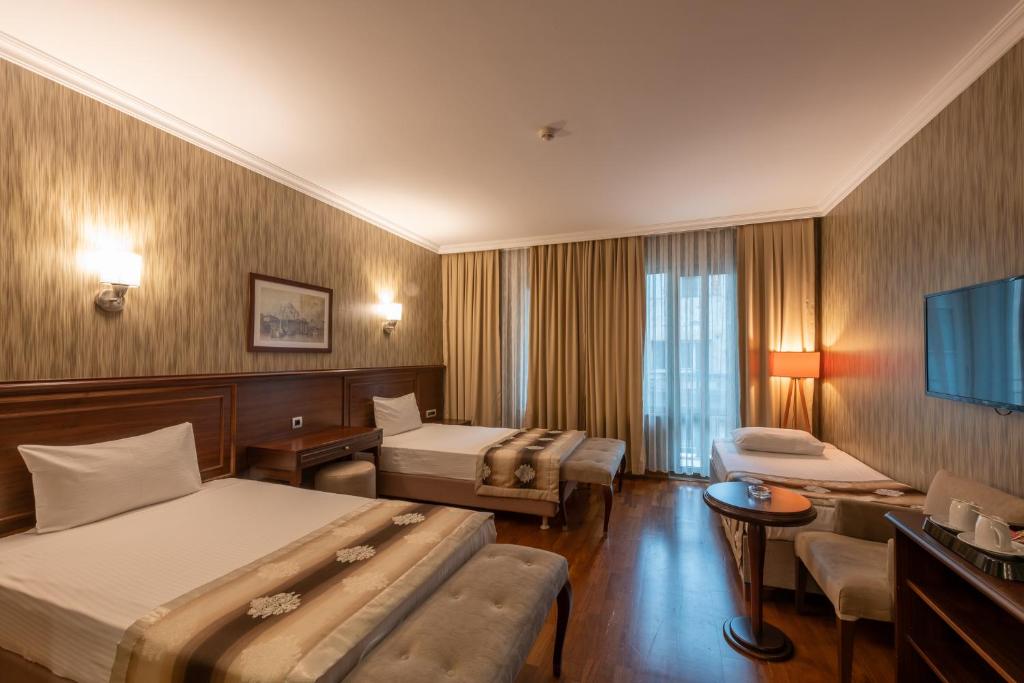 イスタンブールにあるNova Plaza Boutique Hotel & Spaのベッド2台とテレビが備わるホテルルームです。
